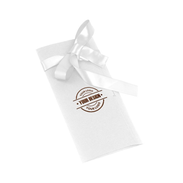 Φάκελοι με κορδέλα σε λευκό χρώμα